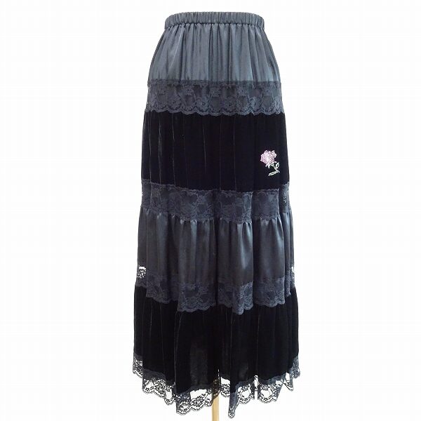 伊太利屋のスカートを買取しました！サテン×ベロアでシックに上品に