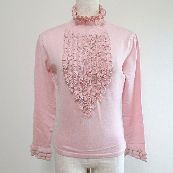 ハイネック×フリルにトキメキが止まらない！エムズグレイシーのニット