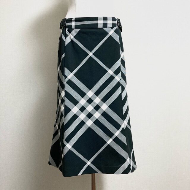 パキッと冴えるチェックがいい バーバリーのスカートを買取しました