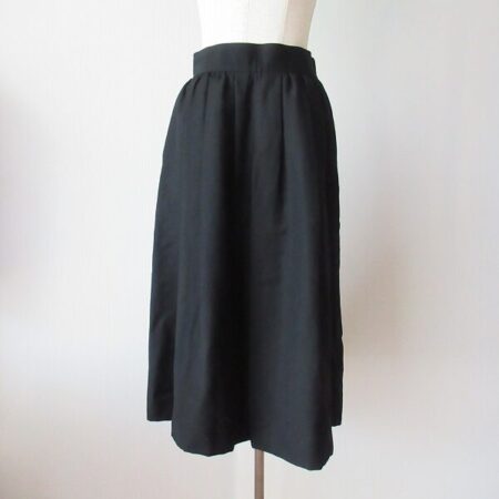 スマートな印象に！イヴサンローランのヴィンテージスカートを買取しました
