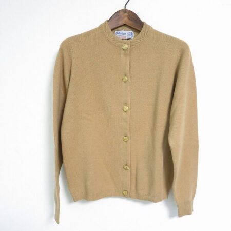 安定のベージュでベーシックなコーディネートにも役立つ バランタインのカーディガンを買取しました