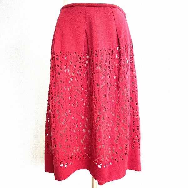 カットワークと赤のバランスが絶妙 シビラのスカートを買取しました
