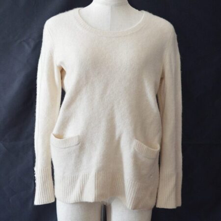 女性の気品ある感じを演出 バーバリーのニットを買取しました