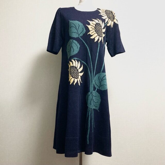 美しく元気に咲く向日葵に見とれる  斉藤都世子のワンピースを買取しました