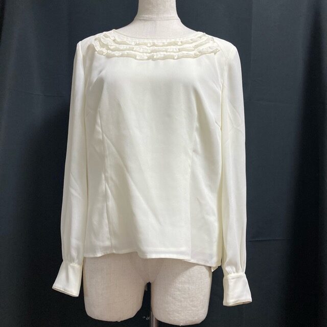 オフホワイトが優雅|レリアンのブラウスを買取しました