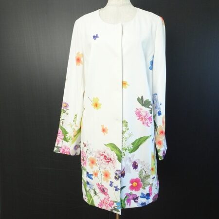 清楚な白と上品な花柄のコラボが美しい ローズティアラのコートを買取しました