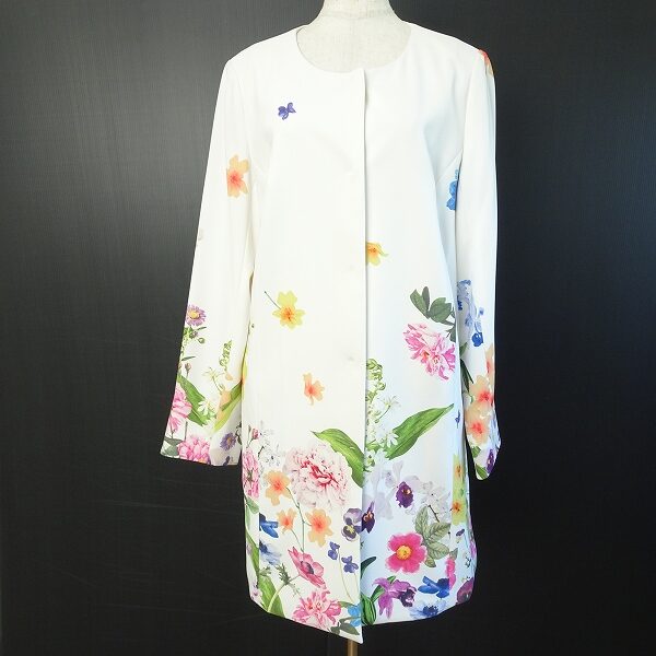 清楚な白と上品な花柄のコラボが美しい ローズティアラのコートを買取しました