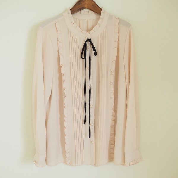 スタンドカラー×リボンで落ち着き可愛い印象に ローズティアラのシャツを買取しました