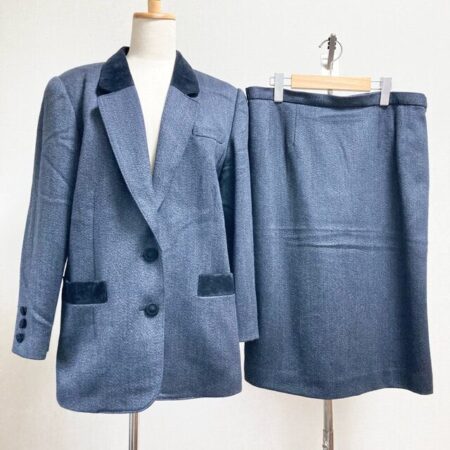 紺系のさわやかさが前面に出た レリアンのスカートスーツを買取しました