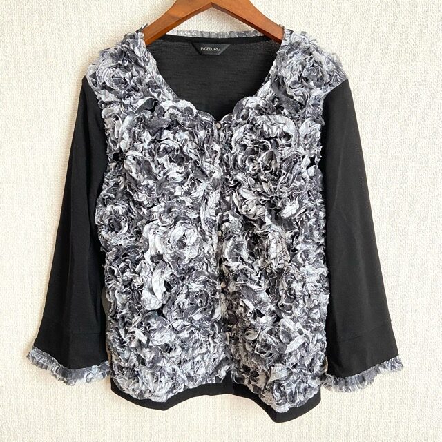 【インゲボルグ】花モチーフが優雅で可愛いカーディガンを買取しました