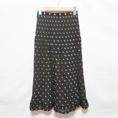 デザインの綺麗さも引き立つ レリアンのスカートを買取しました