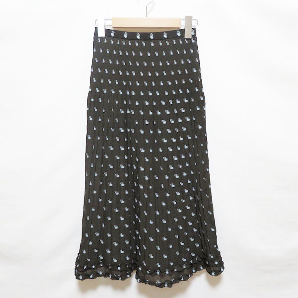デザインの綺麗さも引き立つ レリアンのスカートを買取しました