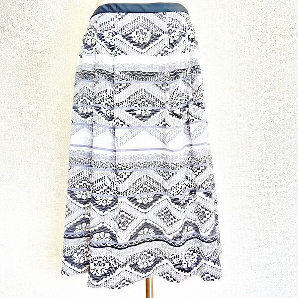 綺麗な柄が後を引く レリアンのスカートを買取しました