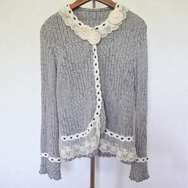 グレーとレースが見事に調和 びーどろぽえむのカーディガンをお買取