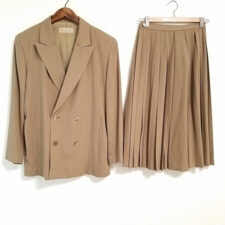 1セットあると安心 ヨーガンレールのベージュ スカートスーツをお買取