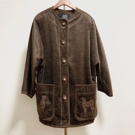 コーデュロイ素材で洗練された女性に 伊太利屋のコートを買取しました