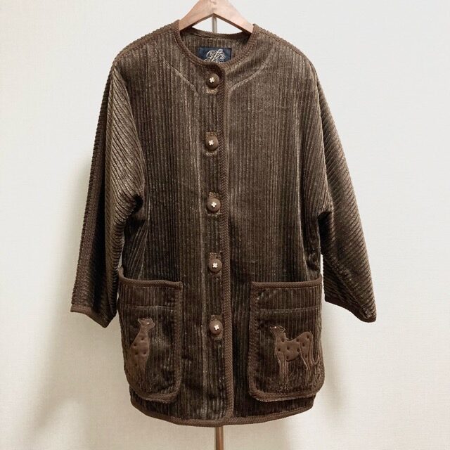 コーデュロイ素材で洗練された女性に 伊太利屋のコートを買取しました