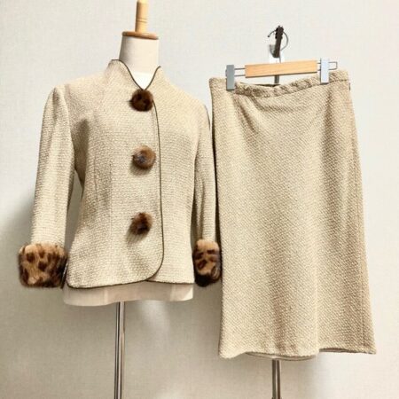 ベージュとファーの組み合わせが最強 伊太利屋ののスカートスーツを買取しました