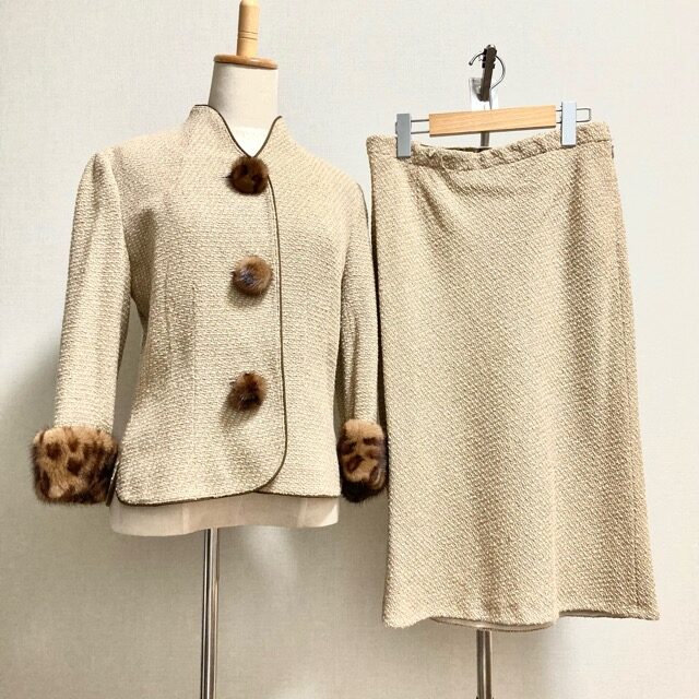 ベージュとファーの組み合わせが最強 伊太利屋ののスカートスーツを買取しました