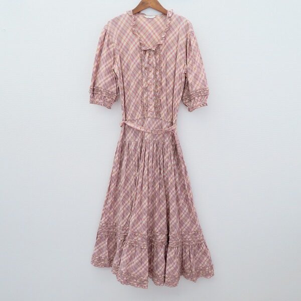 淡いチェックにやられる カネコイサオのワンピース