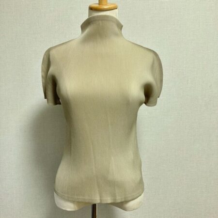 ラインの綺麗さでファンも多いプリーツプリーズのカットソーを買取しました