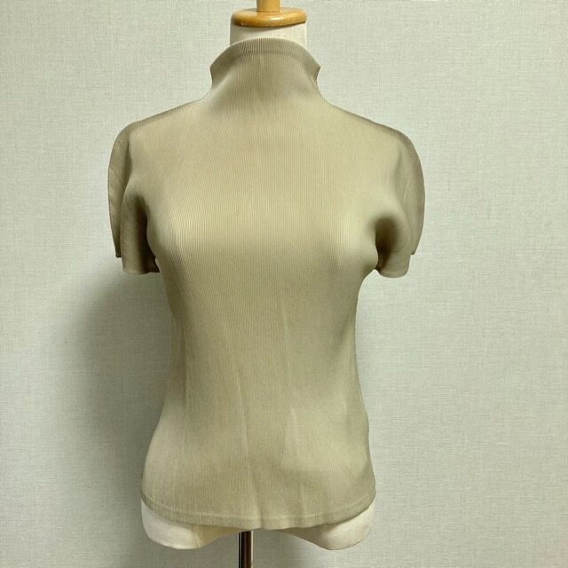 ラインの綺麗さでファンも多いプリーツプリーズのカットソーを買取しました