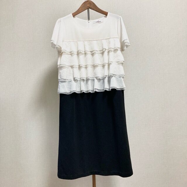白フリルと黒スカートが可愛い ギャラリービスコンティのワンピースを買取しました