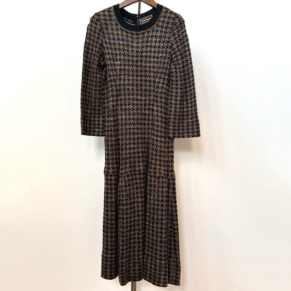 茶とゴールドで艶やかで落ち着きある女性に！斉藤都世子のワンピースを買取しました