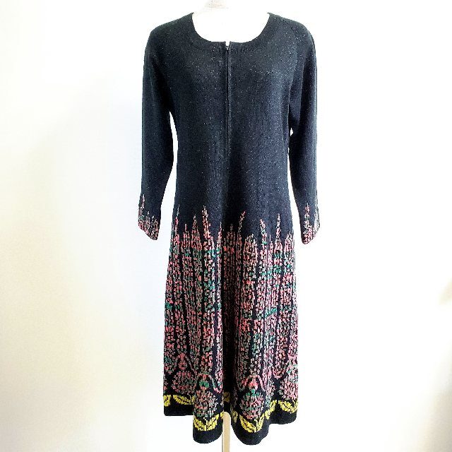 斉藤都世子のワンピースを買取しました！ニットでもスタイルよく着られる