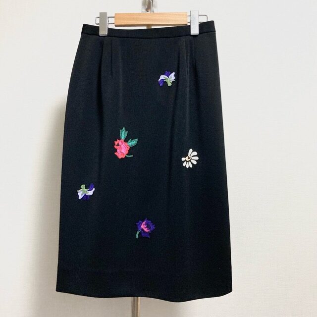 控えめな花刺繍が可愛い ミズレイコのスカートを買取しました