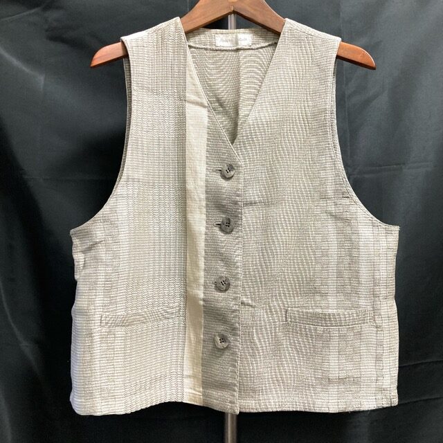 イズクラアキヒコのシルクベストを出張買取ご利用のお客様より買取しました