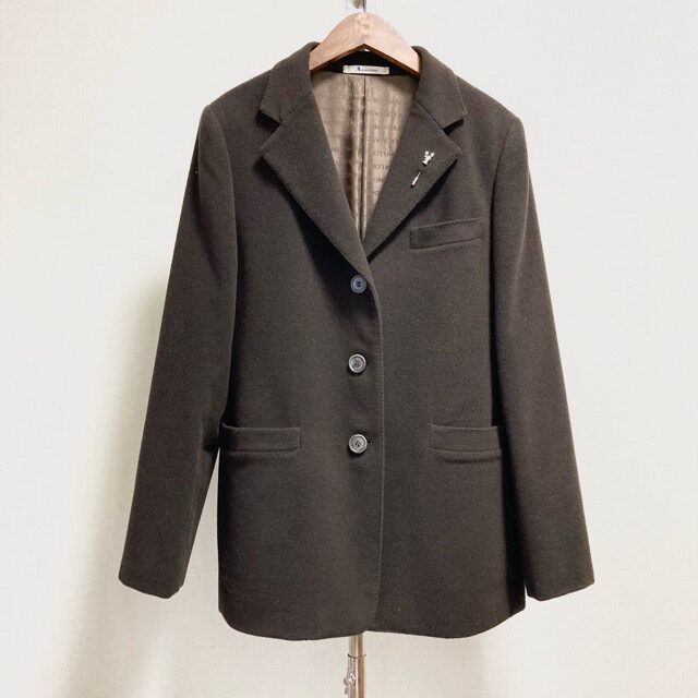 アクアスキュータムのジャケットを買取しました!ピンクブローチ付きです