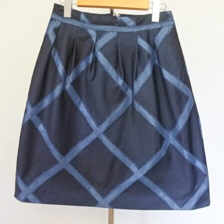 スッキリ上品に足が出せる エムズグレイシーのスカートを買取しました