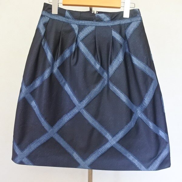 スッキリ上品に足が出せる エムズグレイシーのスカートを買取しました