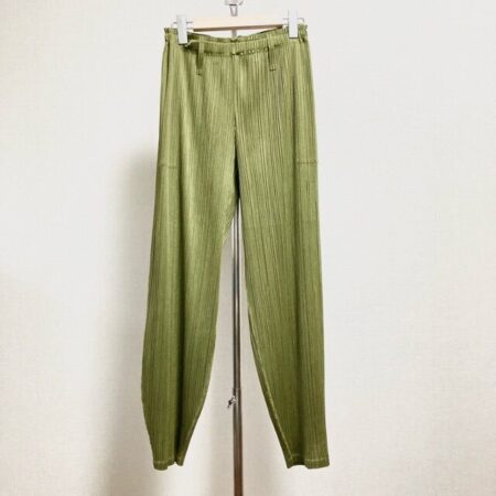 ブラウスにもシャツにも綺麗に合わせられる プリーツプリーズのパンツを買取しました