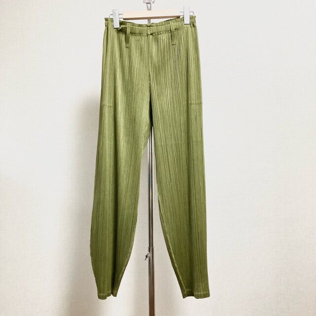 ブラウスにもシャツにも綺麗に合わせられる プリーツプリーズのパンツを買取しました