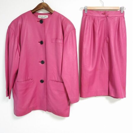 ピンク×レザーにしか出せないカッコよさ クリスチャンディオールのセットアップ