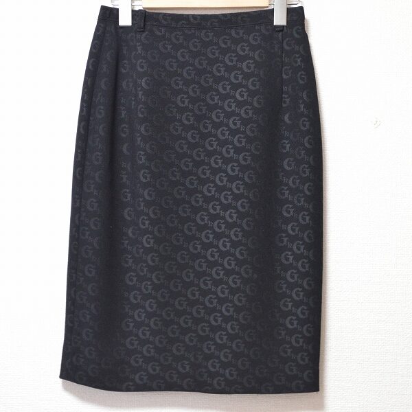 モノグラムがクールビューティを作る 伊太利屋のスカート