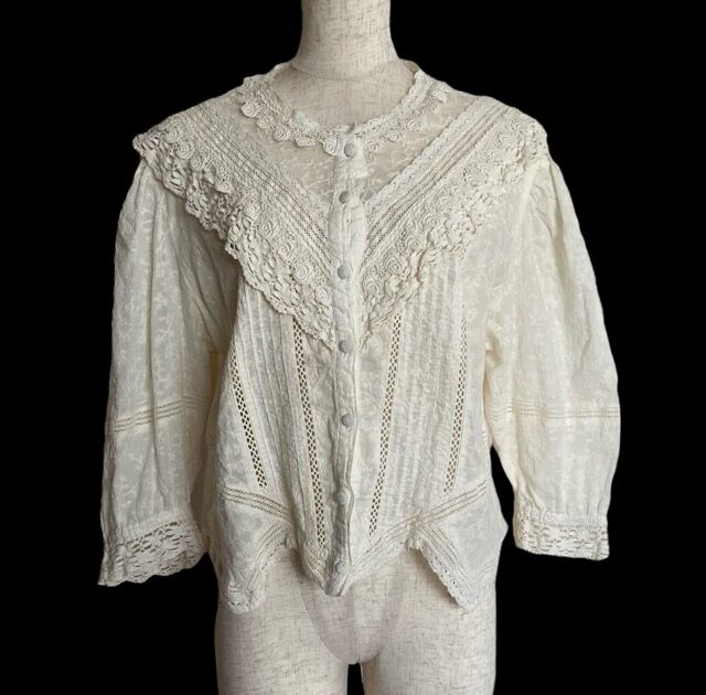 レースシャツで可愛らしいも健在 バラ色の暮し シャツを買取しました