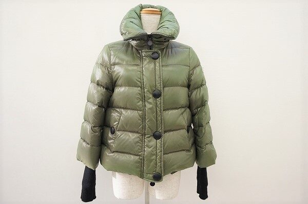 優しく明るいカーキがいい モンクレールのダウンジャケットを買取しました