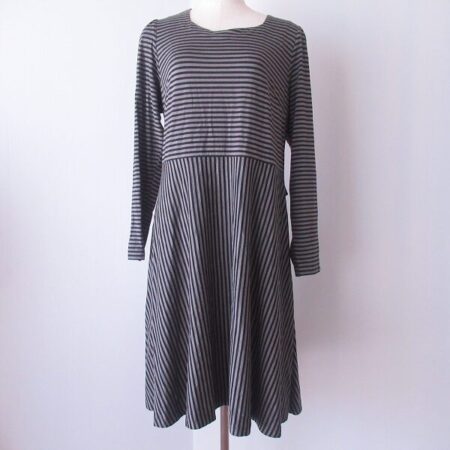 落ち着きある女性に ローズティアラのワンピースを買取しました