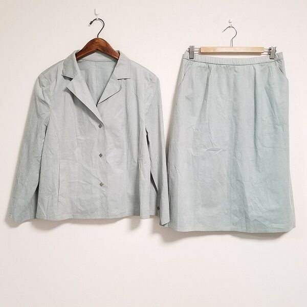 レリアンのスカートスーツを買取しました｜スエード調で上品