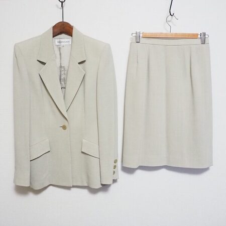 清潔かつエレガントに決まる イヴサンローランのスカートスーツを買取しました