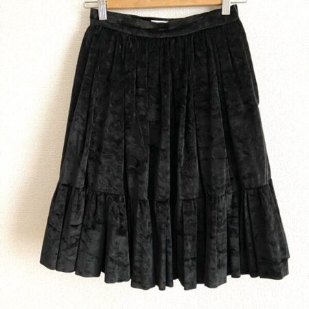 ベロア調でかっこいい女性に イヴサンローランのスカートを買取しました