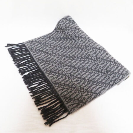 シックな感じを醸し出してくれる フェンディのマフラーを買取しました