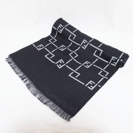 知的な雰囲気で纏える フェンディのストールを買取しました