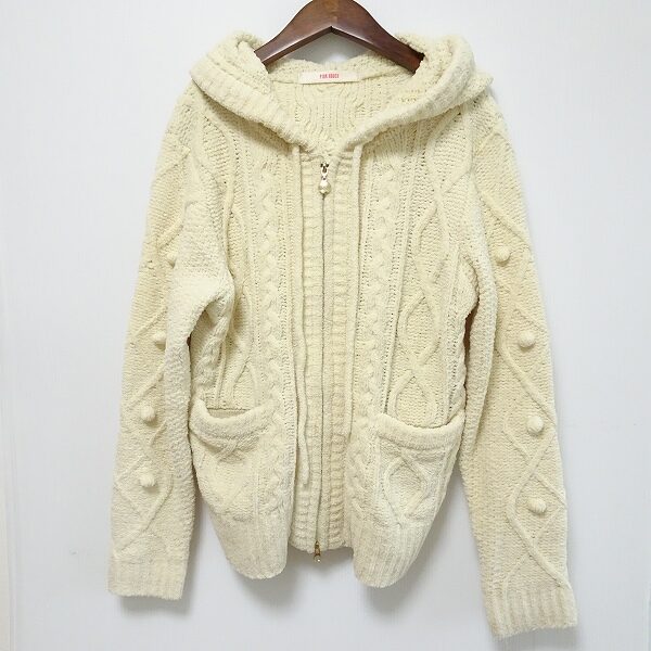 ピンクハウスのニットカーディガンを買取しました｜柔らかく包み込む白