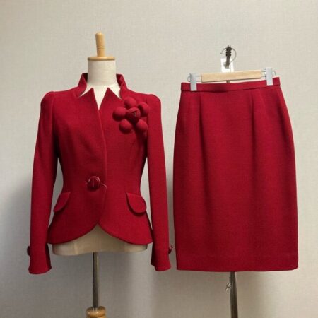 赤が勇ましい ベラのスカートスーツを買取しました
