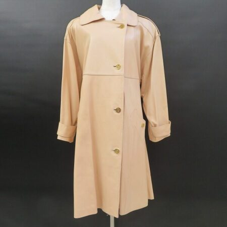 綺麗なベージュに見入る ロエベのコートを買取しました