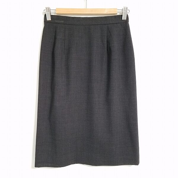 カラートップスも締まる レオナールのスカートを買取しました